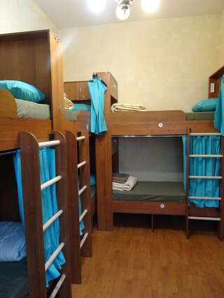Хостелы Sofa Hostel Полтава Кровать в общем 6-местном номере для мужчин и женщин-1