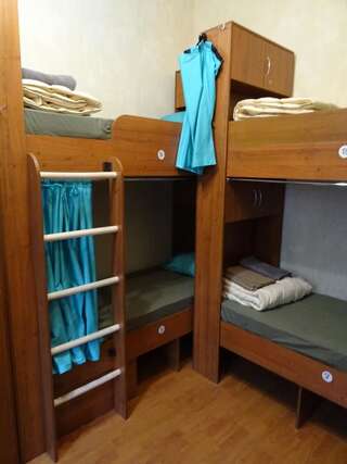 Хостелы Sofa Hostel Полтава Кровать в общем 6-местном номере для мужчин и женщин-2