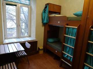 Хостелы Sofa Hostel Полтава Кровать в общем 6-местном номере для мужчин и женщин-3