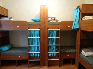 Хостелы Sofa Hostel Полтава Кровать в общем 6-местном номере для мужчин и женщин-4
